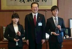 左から竹田美沙さん、市長、岩田晃和さん