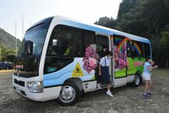写真：日浦小学校・中学校のスクールバス
