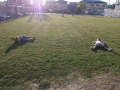 写真：お子さんが芝生の上に寝転がっている様子