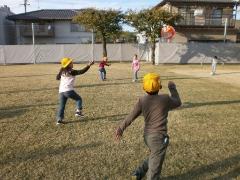 写真：子供たちがボール遊びしている様子