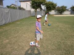写真：兄弟で仲良くサッカーボール遊び