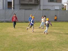 写真：サッカーをする子どもたち