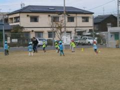 写真：グラウンドでサッカーを楽しむ園児たちの様子
