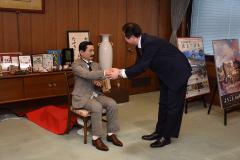 野志市長と握手する漱石アンドロイド