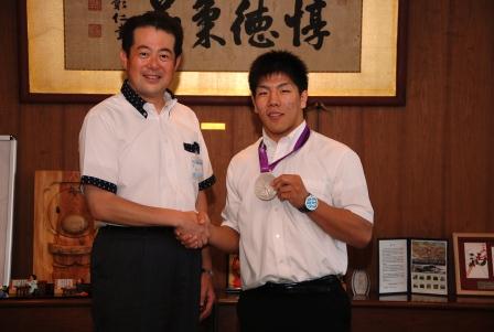 写真：野志市長と中矢力さん