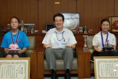 写真：林茉美子さん、野志市長、林美香子さん