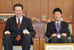 写真：野志市長と小橋勇利さん