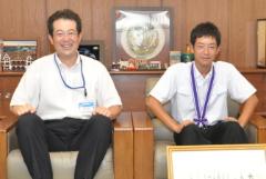 写真：野志市長と長澤圭さん