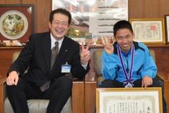写真：野志市長と長山諒太さん