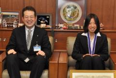 写真：野志市長と高柳恵さん