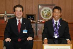 写真：野志市長と武田大作さん