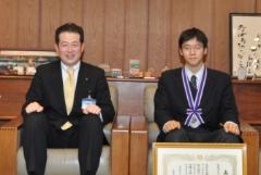 写真：野志市長と山本達也さん