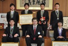 写真：田中允人さん、野志市長、近藤智絵子さんと愛媛大学Aチーム