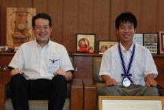 写真：野志市長と石田湧次さん