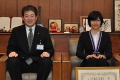 写真：野志市長と木村志穂さん