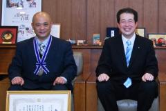 写真：櫛部隆志さんと野志市長