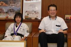 写真：宮内梨子さんと野志市長