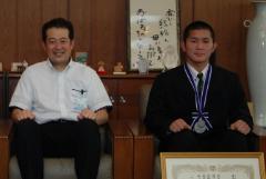 写真：野志市長と村上洋平さん