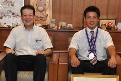 写真：野志市長と佐藤將光さん
