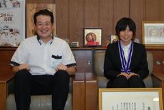 写真：野志市長と田村紀薫さん