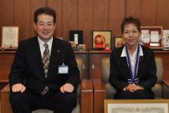写真：野志市長と田中やす子さん