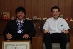 写真：月波光貴穂さんと野志市長