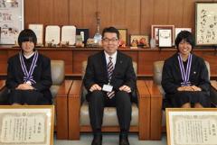 写真：久門愛菜さん、遠藤副市長、小原有賀さん