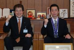 写真：野志市長と和泉義人さん