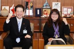 写真：野志市長と楠清美さん