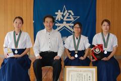 写真：松山大学弓道部のみなさんと野志市長