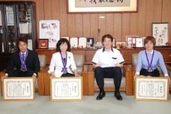写真：白石茂雄さん、青木栄子さん、野志市長、二神愛さん