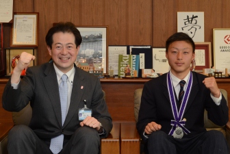 写真：野志市長と福島旭さん