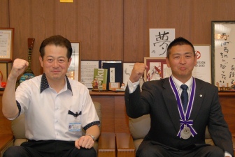 写真：野志市長と原実誠さん