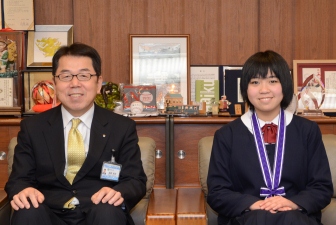 写真：遠藤副市長と泉宗心音さん