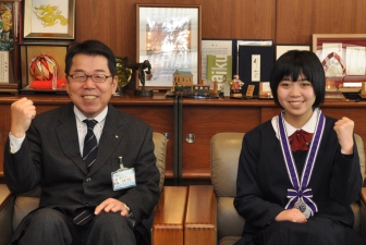 写真：遠藤副市長と泉宗心音さん
