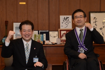 写真：野志市長と門田雅行さん