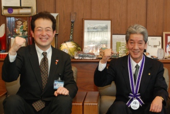 写真：野志市長と小玉博文さん