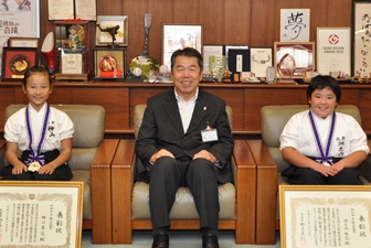写真：神山美完さんと遠藤副市長と洲之内桃花さん