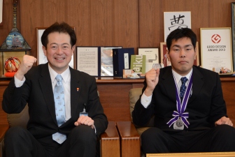 写真：野志市長と大石涼さん