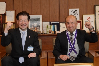 写真：野志市長と島崎勝行さん