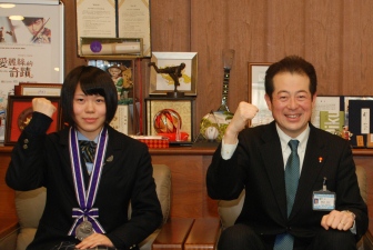 写真：曽我部奈央さんと野志市長