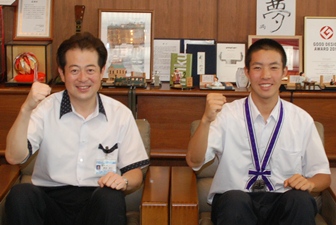 写真：野志市長と武智気吹さん