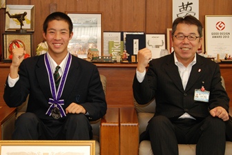 写真：武智気吹さんと遠藤副市長