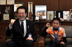 野志市長と森本さんの写真