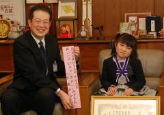 野志市長と榎津さんの写真