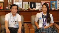 梅岡副市長と河本さんの写真