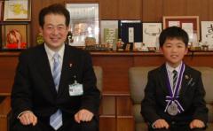 野志市長と永井さんの写真
