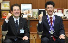 野志市長と続木さんの写真