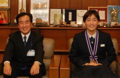 梅岡副市長と菅原さんの写真