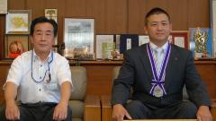 梅岡副市長と原さんの写真